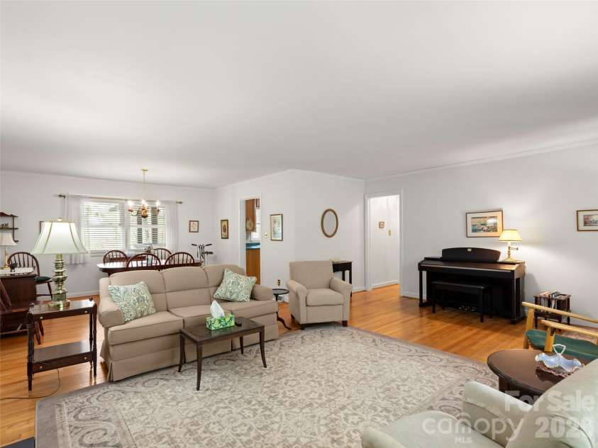 32 Westridge Drive, Asheville, NC 28803.  MLS# CAR4371050, YatesRealty ID 15586. 