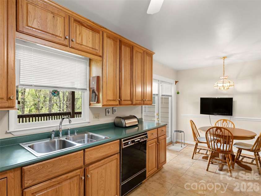 32 Westridge Drive, Asheville, NC 28803.  MLS# CAR4371050, YatesRealty ID 15586. 