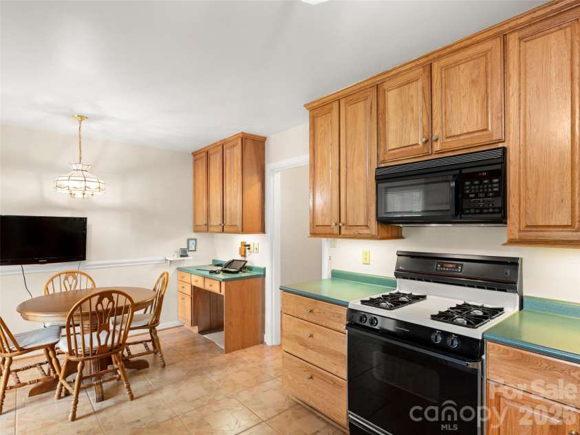 32 Westridge Drive, Asheville, NC 28803.  MLS# CAR4371050, YatesRealty ID 15586. 