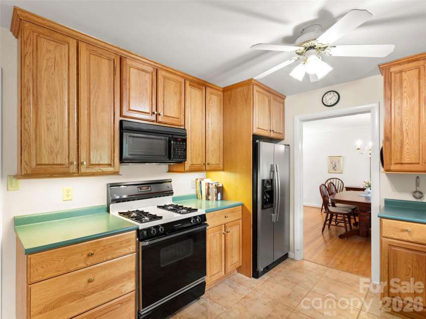 32 Westridge Drive, Asheville, NC 28803.  MLS# CAR4371050, YatesRealty ID 15586. 