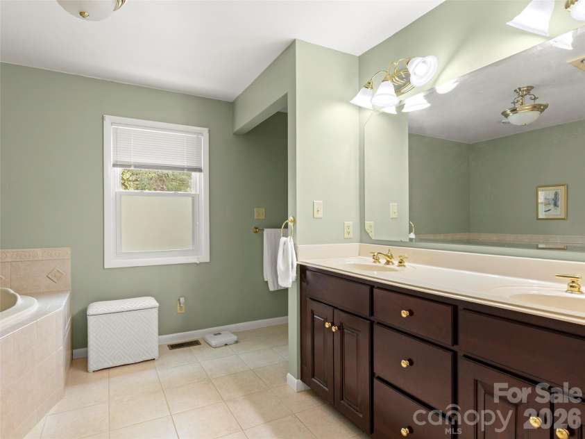 32 Westridge Drive, Asheville, NC 28803.  MLS# CAR4371050, YatesRealty ID 15586. 