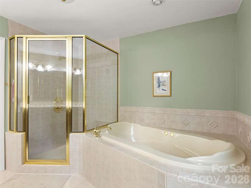 32 Westridge Drive, Asheville, NC 28803.  MLS# CAR4371050, YatesRealty ID 15586. 