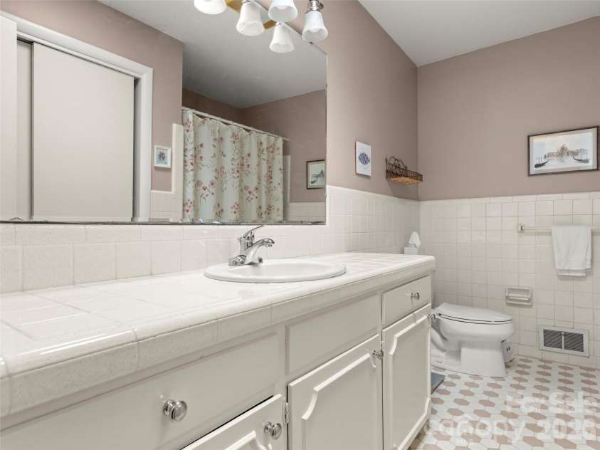 32 Westridge Drive, Asheville, NC 28803.  MLS# CAR4371050, YatesRealty ID 15586. 