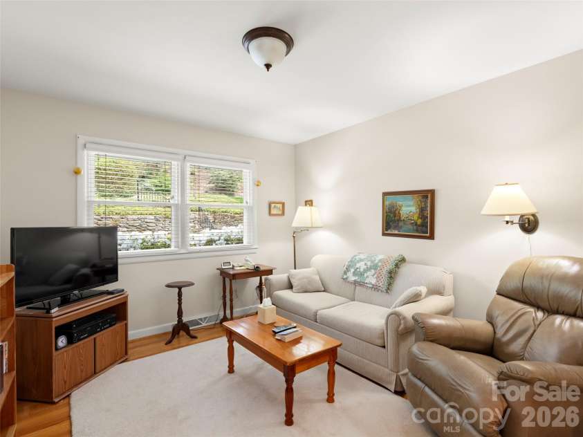 32 Westridge Drive, Asheville, NC 28803.  MLS# CAR4371050, YatesRealty ID 15586. 