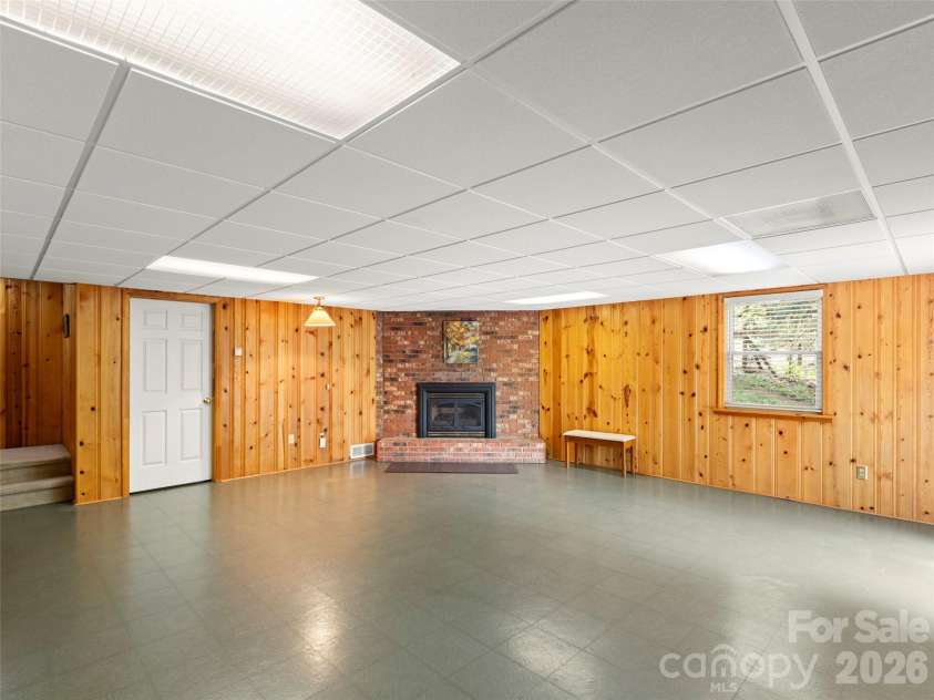 32 Westridge Drive, Asheville, NC 28803.  MLS# CAR4371050, YatesRealty ID 15586. 