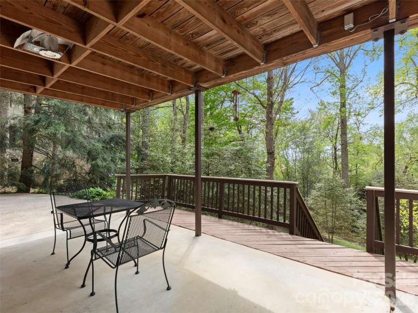 32 Westridge Drive, Asheville, NC 28803.  MLS# CAR4371050, YatesRealty ID 15586. 