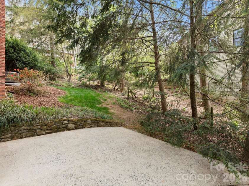 32 Westridge Drive, Asheville, NC 28803.  MLS# CAR4371050, YatesRealty ID 15586. 