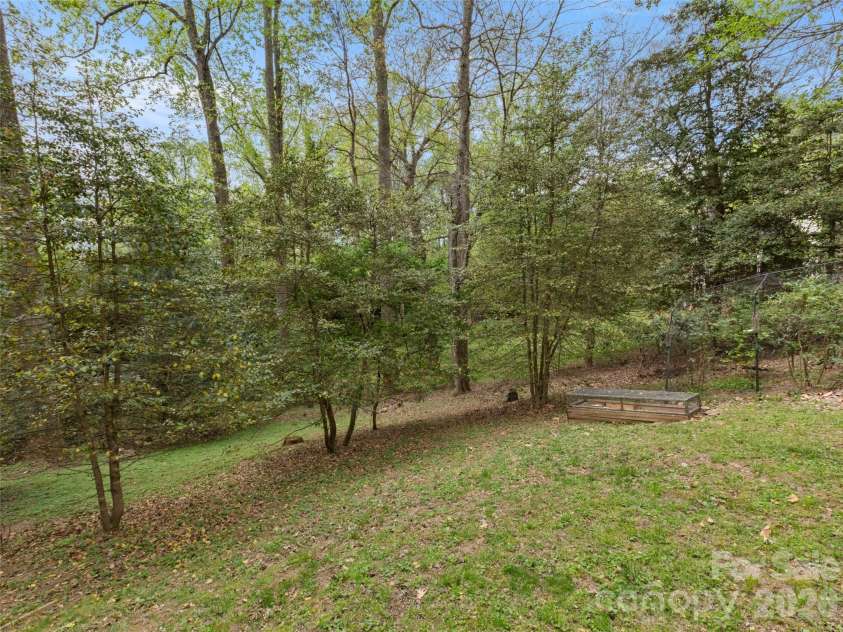 32 Westridge Drive, Asheville, NC 28803.  MLS# CAR4371050, YatesRealty ID 15586. 