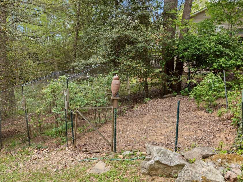 32 Westridge Drive, Asheville, NC 28803.  MLS# CAR4371050, YatesRealty ID 15586. 