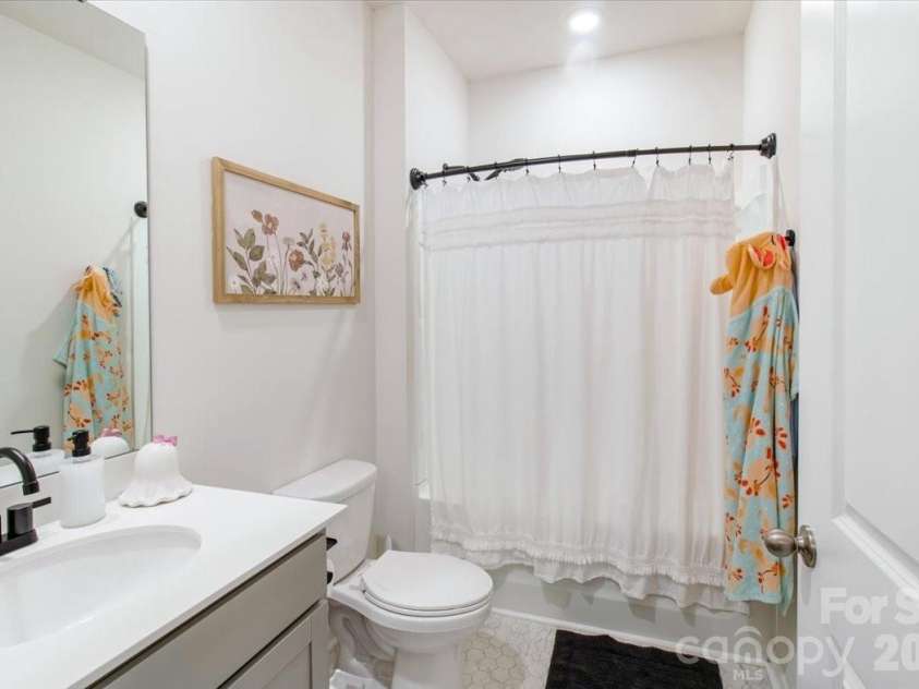 345 Ridgeview Lane, Mars Hill, NC 28754.  MLS# CAR4316774, YatesRealty ID 15587. 2nd full bathroom