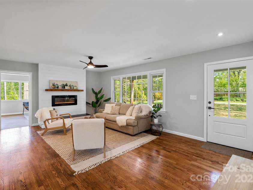 75 White Pine Drive, Fletcher, NC 28732.  MLS# CAR4251486, YatesRealty ID 15590. Main Living Room