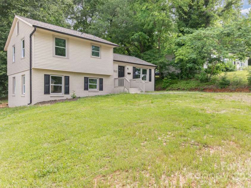 3121 Revolution Park Drive, Charlotte, NC 28217.  MLS# CAR4259283, YatesRealty ID 15592. 