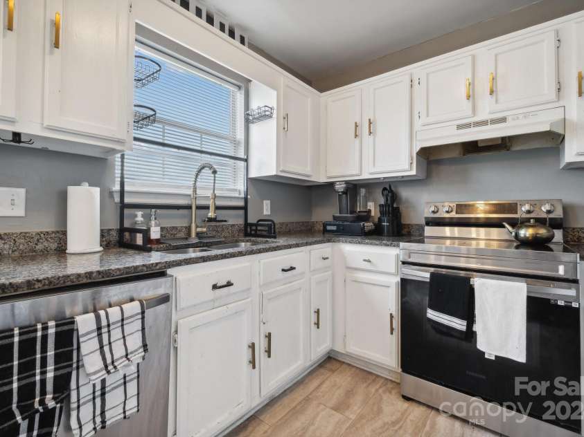 1324 Eagles Landing Drive, Charlotte, NC 28214.  MLS# CAR4203039, YatesRealty ID 15594. 