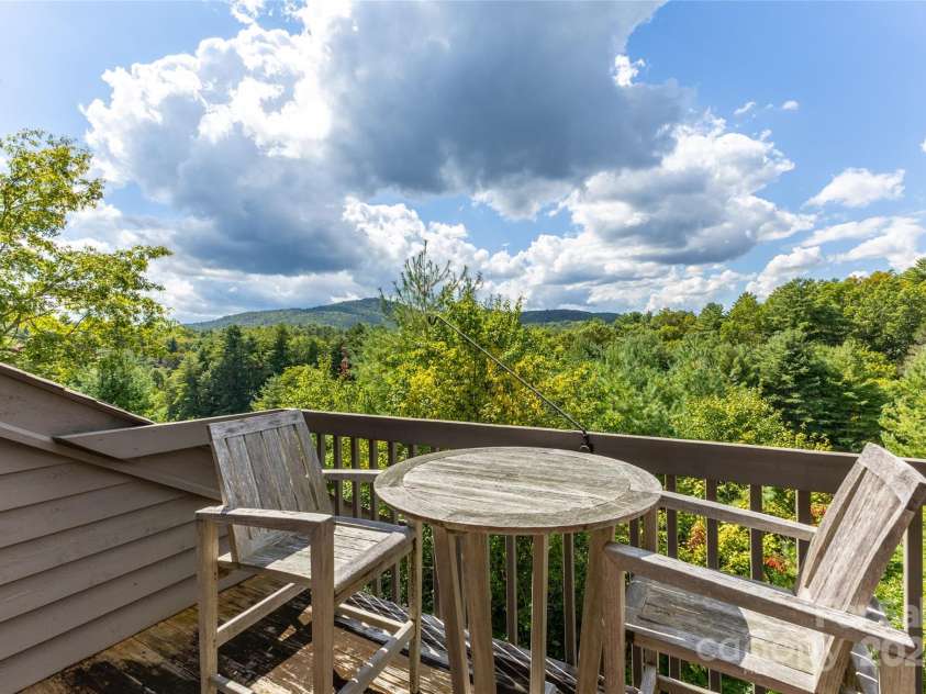 86 Racquet Club Villas Drive, Sapphire, NC 28774.  MLS# CAR4185779, YatesRealty ID 1560. 