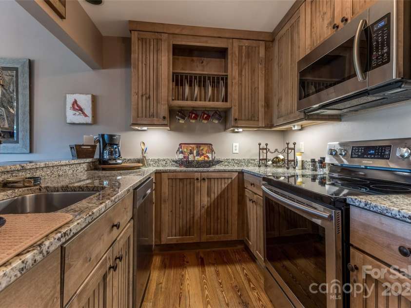 86 Racquet Club Villas Drive, Sapphire, NC 28774.  MLS# CAR4185779, YatesRealty ID 1560. 