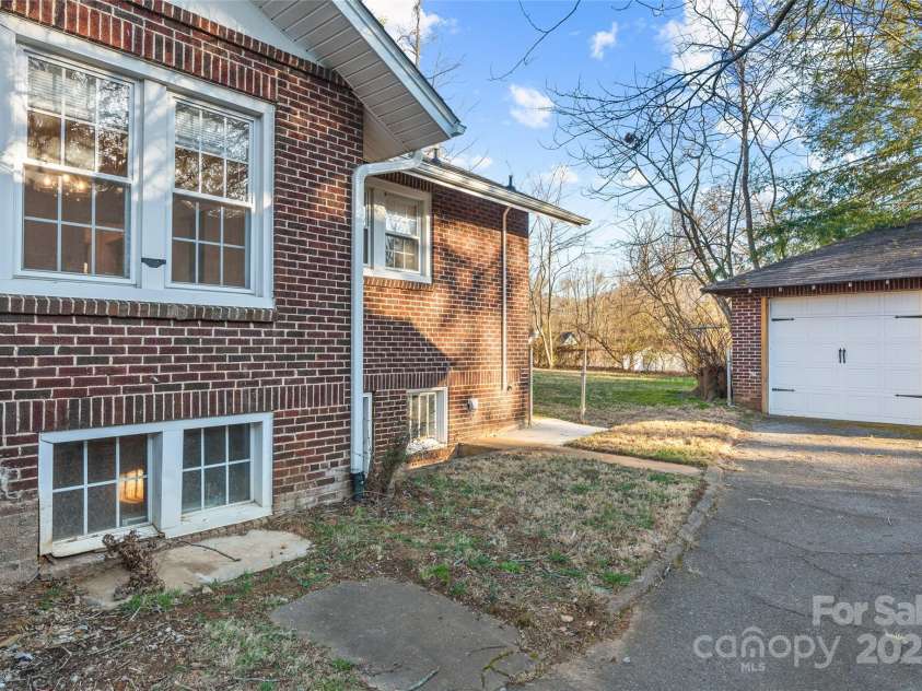 89 Winston Avenue, Asheville, NC 28803.  MLS# CAR4232532, YatesRealty ID 15600. Shared driveway and garage