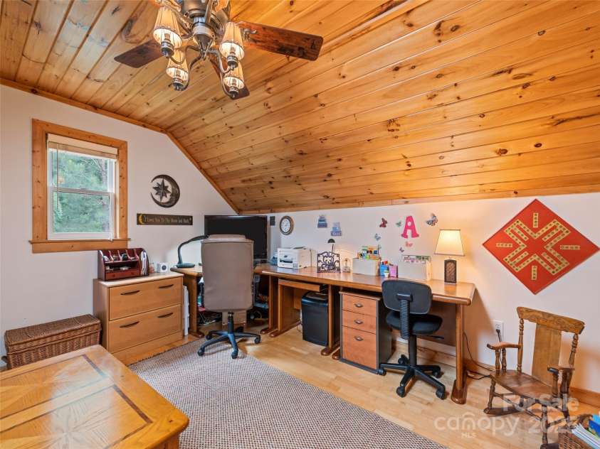 165 Lollis Lane, Bryson City, NC 28713.  MLS# CAR4274948, YatesRealty ID 15601. 