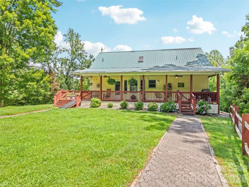 165 Lollis Lane, Bryson City, NC 28713.  MLS# CAR4274948, YatesRealty ID 15601. 