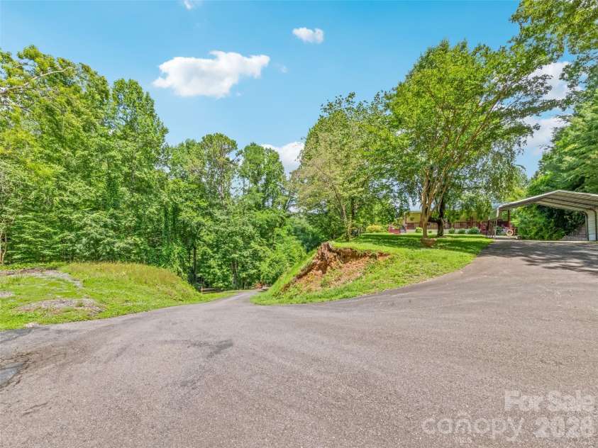 165 Lollis Lane, Bryson City, NC 28713.  MLS# CAR4274948, YatesRealty ID 15601. 