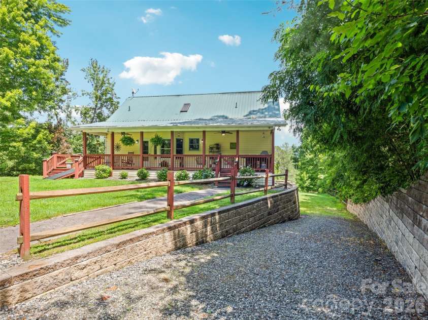 165 Lollis Lane, Bryson City, NC 28713.  MLS# CAR4274948, YatesRealty ID 15601. 