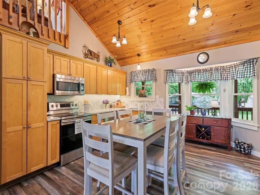 165 Lollis Lane, Bryson City, NC 28713.  MLS# CAR4274948, YatesRealty ID 15601. 