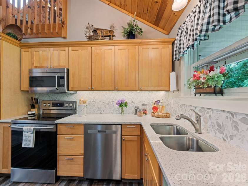 165 Lollis Lane, Bryson City, NC 28713.  MLS# CAR4274948, YatesRealty ID 15601. 
