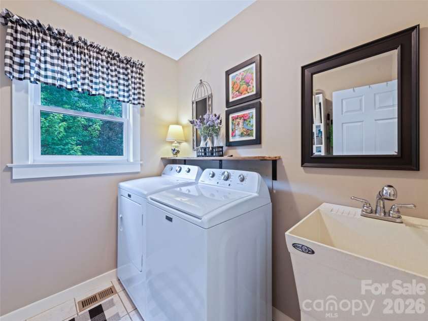 165 Lollis Lane, Bryson City, NC 28713.  MLS# CAR4274948, YatesRealty ID 15601. 