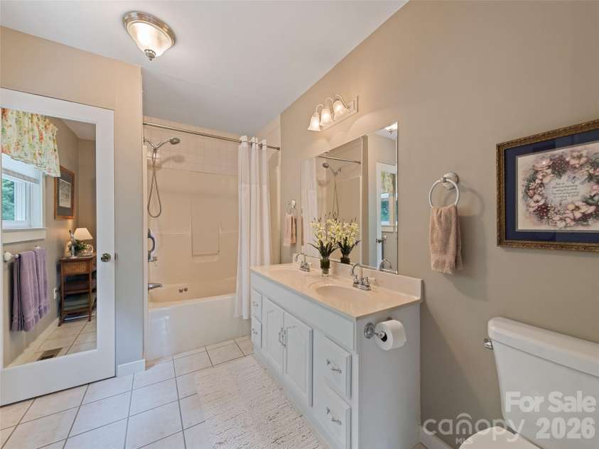165 Lollis Lane, Bryson City, NC 28713.  MLS# CAR4274948, YatesRealty ID 15601. 