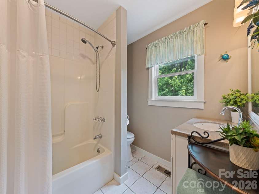 165 Lollis Lane, Bryson City, NC 28713.  MLS# CAR4274948, YatesRealty ID 15601. 