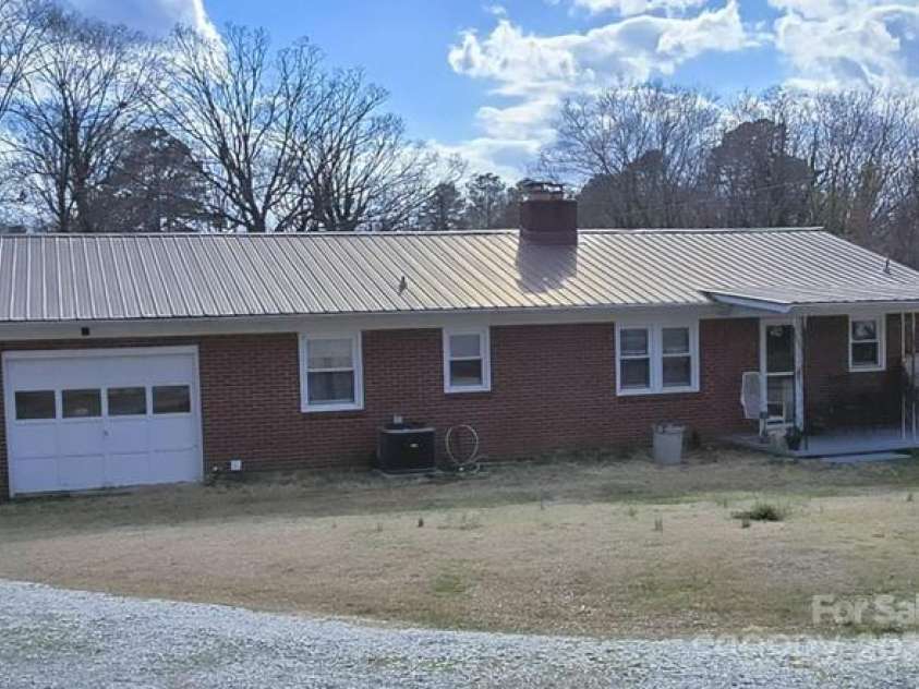 915 Wilkinsville Highway, Gaffney, SC 29340.  MLS# CAR4262793, YatesRealty ID 15601. 