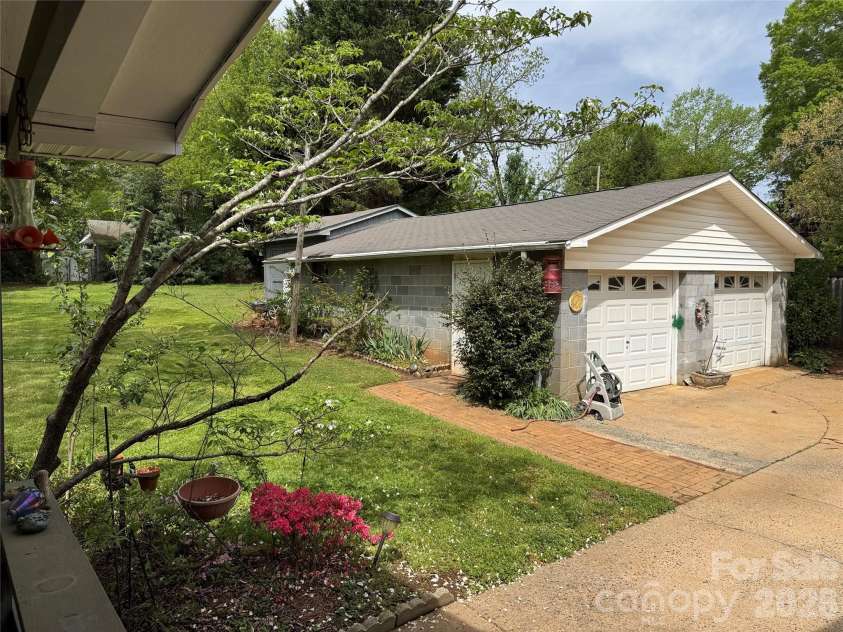 809 Katherine Avenue, Kings Mountain, NC 28086.  MLS# CAR4328918, YatesRealty ID 15604. Double garage/workshop