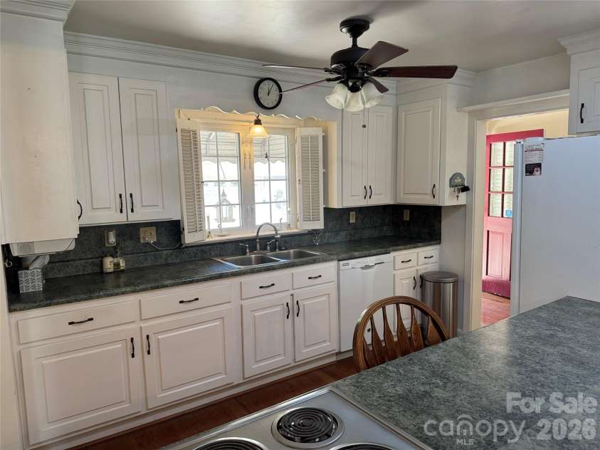 809 Katherine Avenue, Kings Mountain, NC 28086.  MLS# CAR4328918, YatesRealty ID 15604. Kitchen
