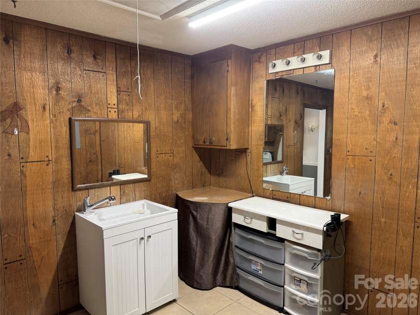 809 Katherine Avenue, Kings Mountain, NC 28086.  MLS# CAR4328918, YatesRealty ID 15604. Laundry room