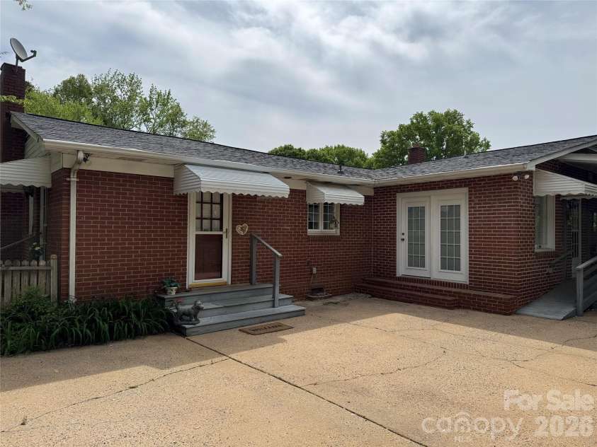809 Katherine Avenue, Kings Mountain, NC 28086.  MLS# CAR4328918, YatesRealty ID 15604. Patio