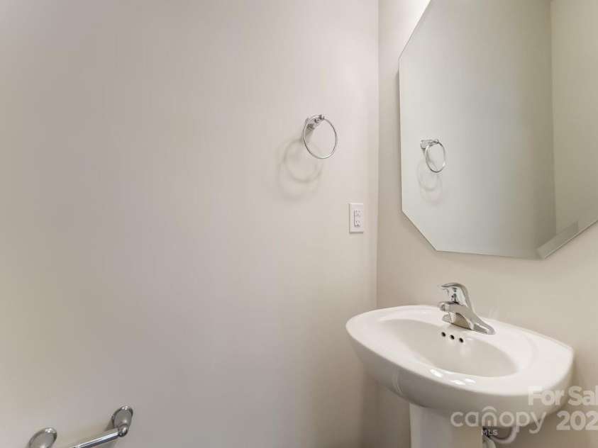 7200 Hodges Meadow Lane, Charlotte, NC 28213.  MLS# CAR4226468, YatesRealty ID 15605. Powder room