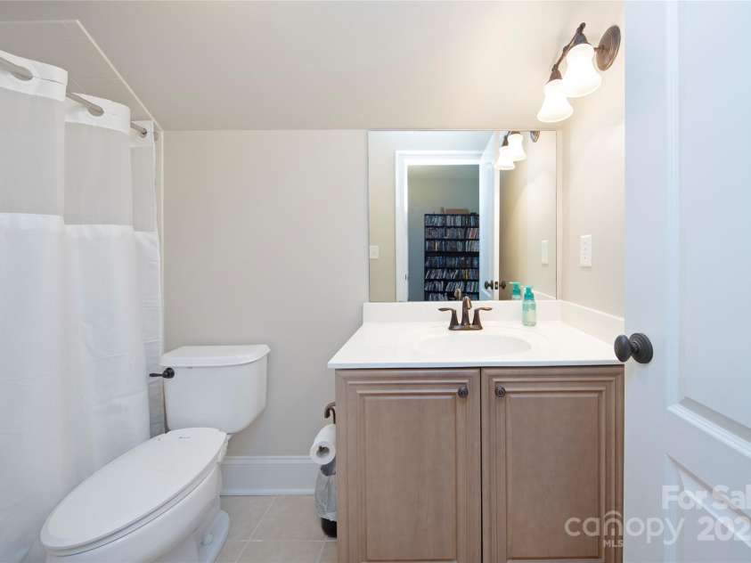 101 Stonehurst Lane, Waxhaw, NC 28173.  MLS# CAR4249062, YatesRealty ID 15608. 3rd Floor Full Bath