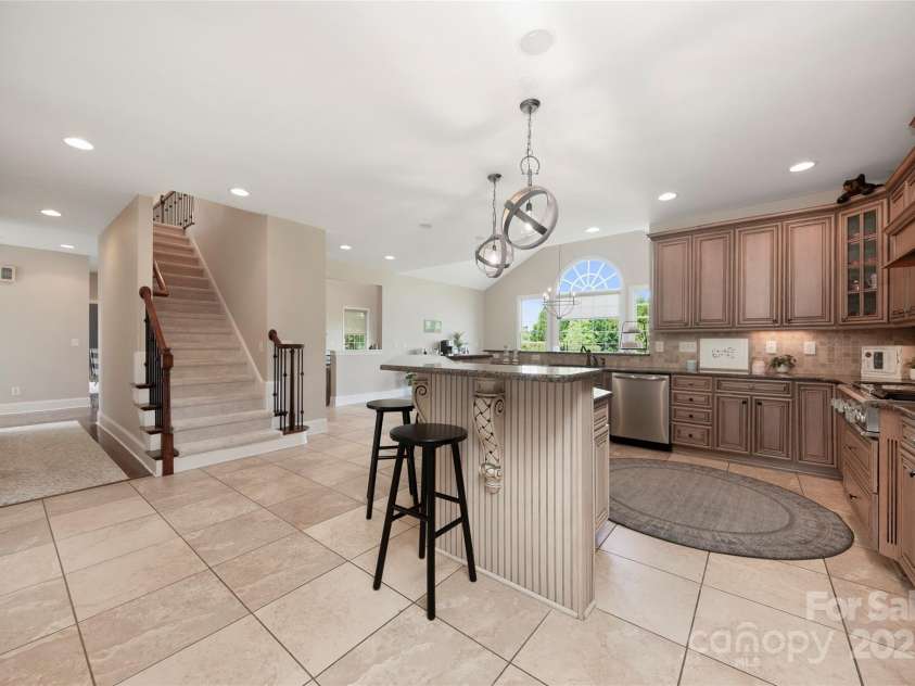 101 Stonehurst Lane, Waxhaw, NC 28173.  MLS# CAR4249062, YatesRealty ID 15608. Kitchen