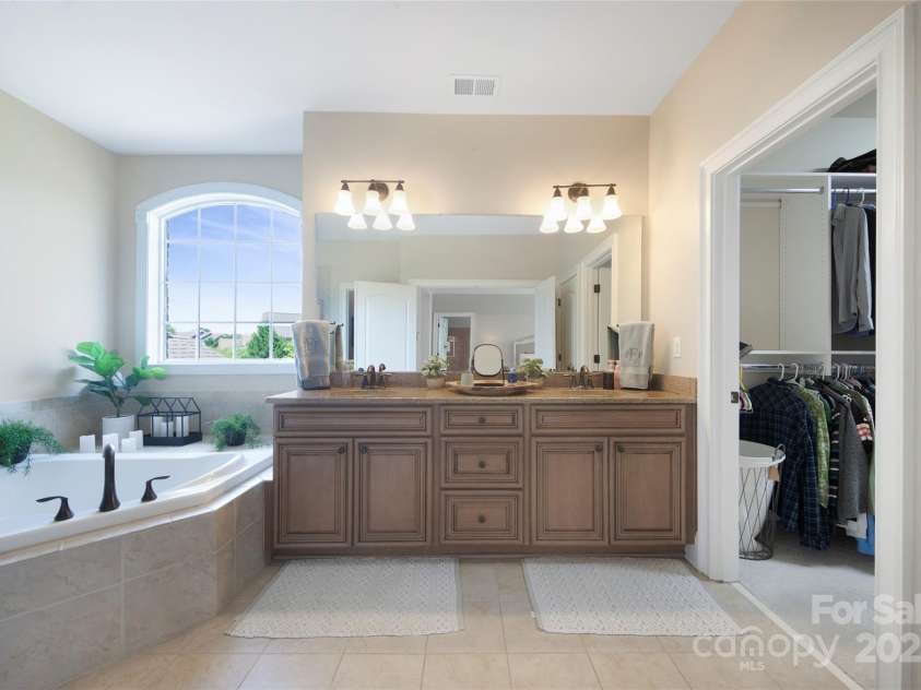 101 Stonehurst Lane, Waxhaw, NC 28173.  MLS# CAR4249062, YatesRealty ID 15608. Primary Bath