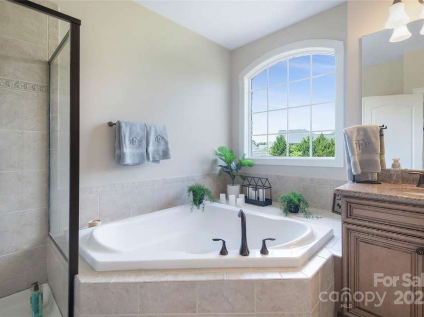 101 Stonehurst Lane, Waxhaw, NC 28173.  MLS# CAR4249062, YatesRealty ID 15608. Primary Tub
