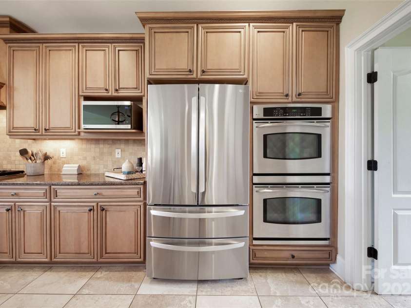 101 Stonehurst Lane, Waxhaw, NC 28173.  MLS# CAR4249062, YatesRealty ID 15608. Wall Ovens