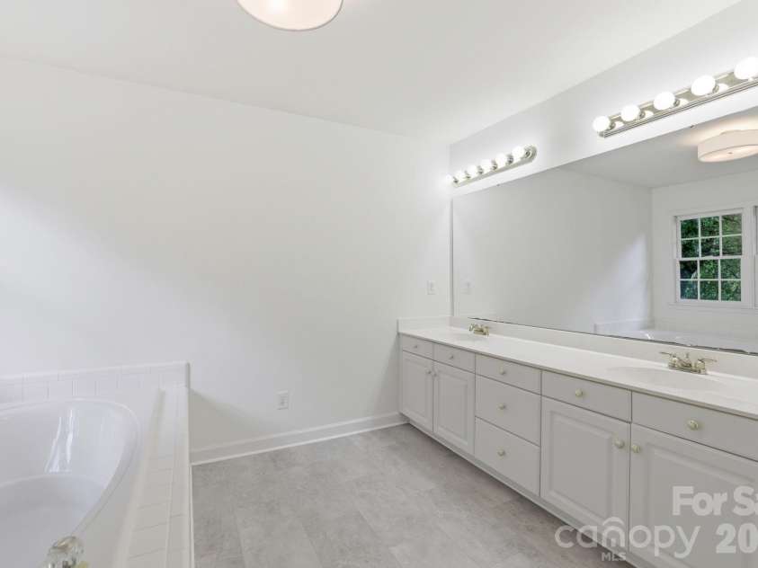 5510 Providence Glen Road, Charlotte, NC 28270.  MLS# CAR4371962, YatesRealty ID 15608. 