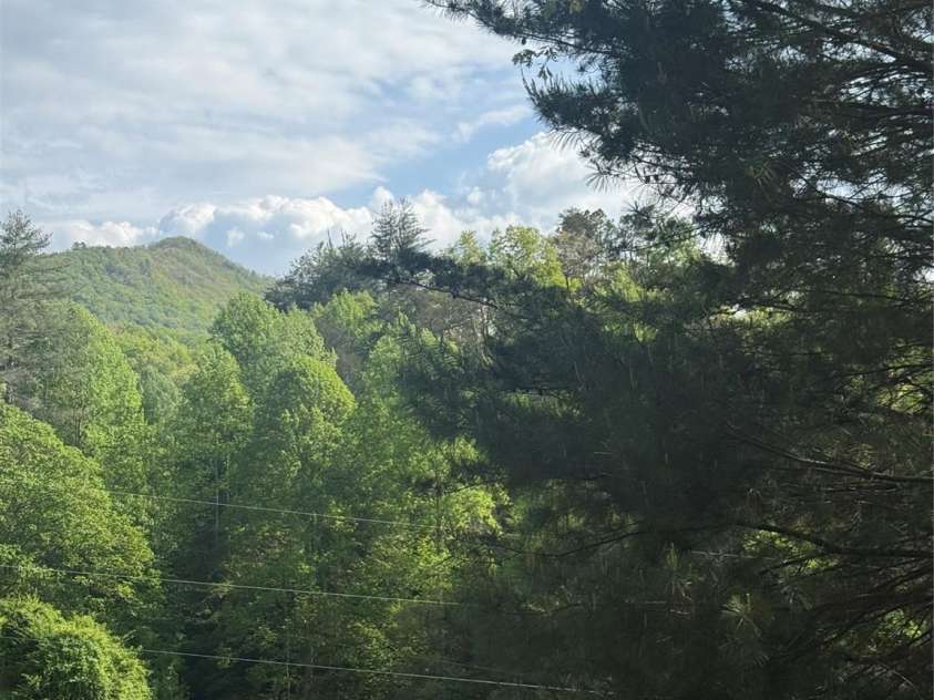 71 Mountain Trace Point, Bryson City, NC 28713.  MLS# CAR4310534, YatesRealty ID 15609. 