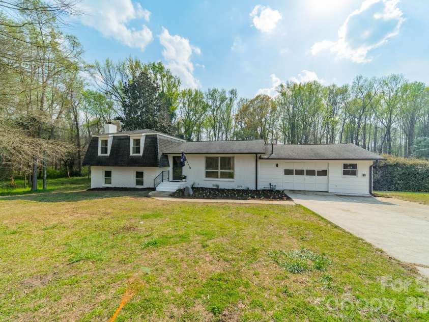 2023 Briarwood Circle, Fort Mill, SC 29715.  MLS# CAR4361008, YatesRealty ID 15610. 