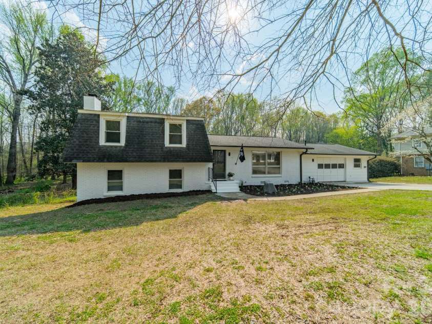 2023 Briarwood Circle, Fort Mill, SC 29715.  MLS# CAR4361008, YatesRealty ID 15610. 
