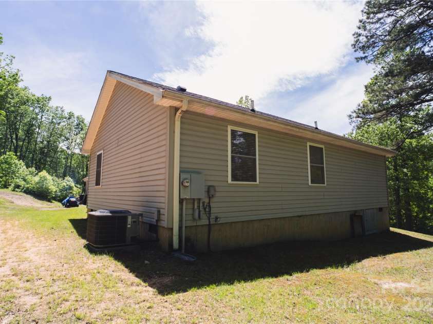 25 Uplands Road, Brevard, NC 28712.  MLS# CAR4219981, YatesRealty ID 15610. 