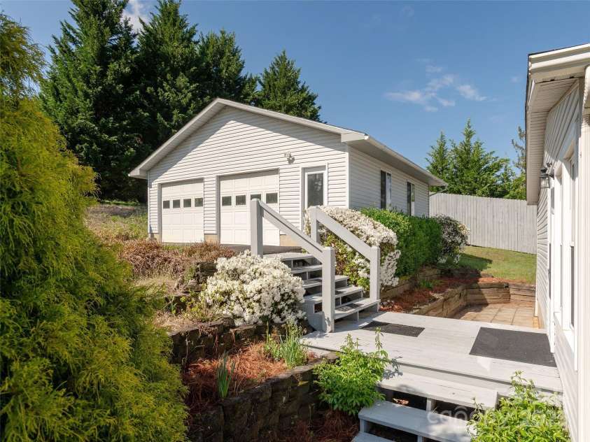34 Eve Drive, Asheville, NC 28806.  MLS# CAR4251333, YatesRealty ID 15612. Spacious 2 car garage with workshop