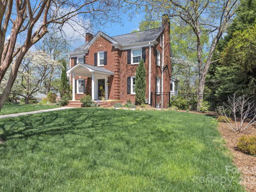 528 1st Avenue, Hickory, NC 28601.  MLS# CAR4246319, YatesRealty ID 15617. 