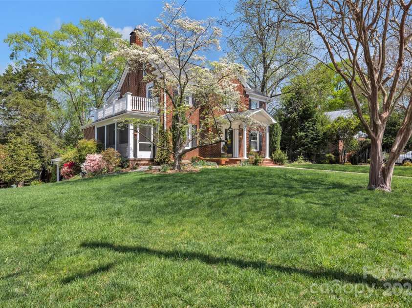528 1st Avenue, Hickory, NC 28601.  MLS# CAR4246319, YatesRealty ID 15617. 