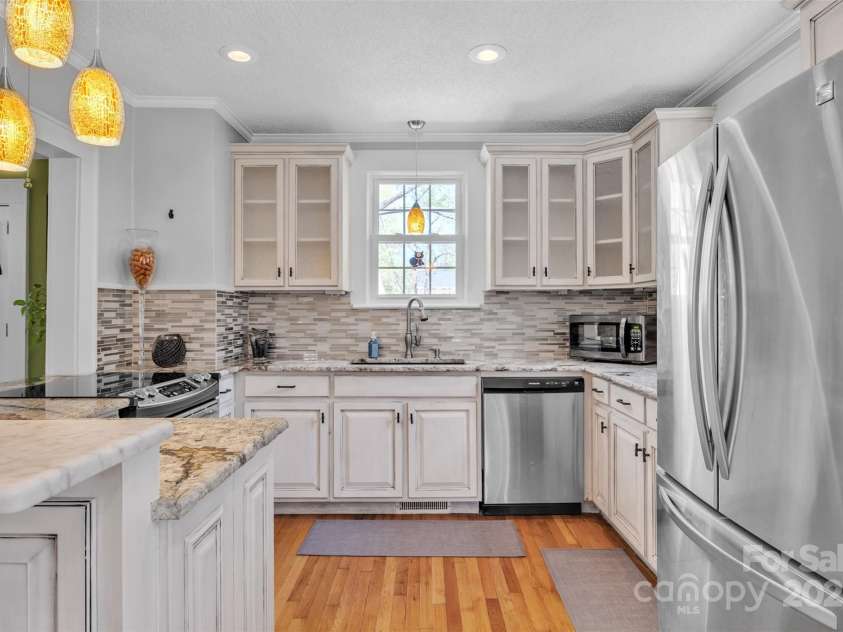 528 1st Avenue, Hickory, NC 28601.  MLS# CAR4246319, YatesRealty ID 15617. 