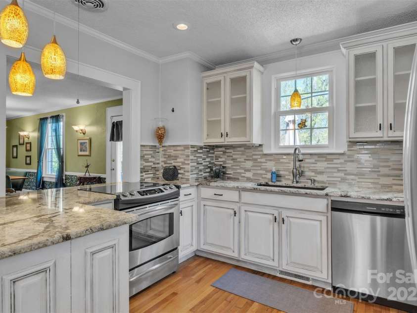 528 1st Avenue, Hickory, NC 28601.  MLS# CAR4246319, YatesRealty ID 15617. 